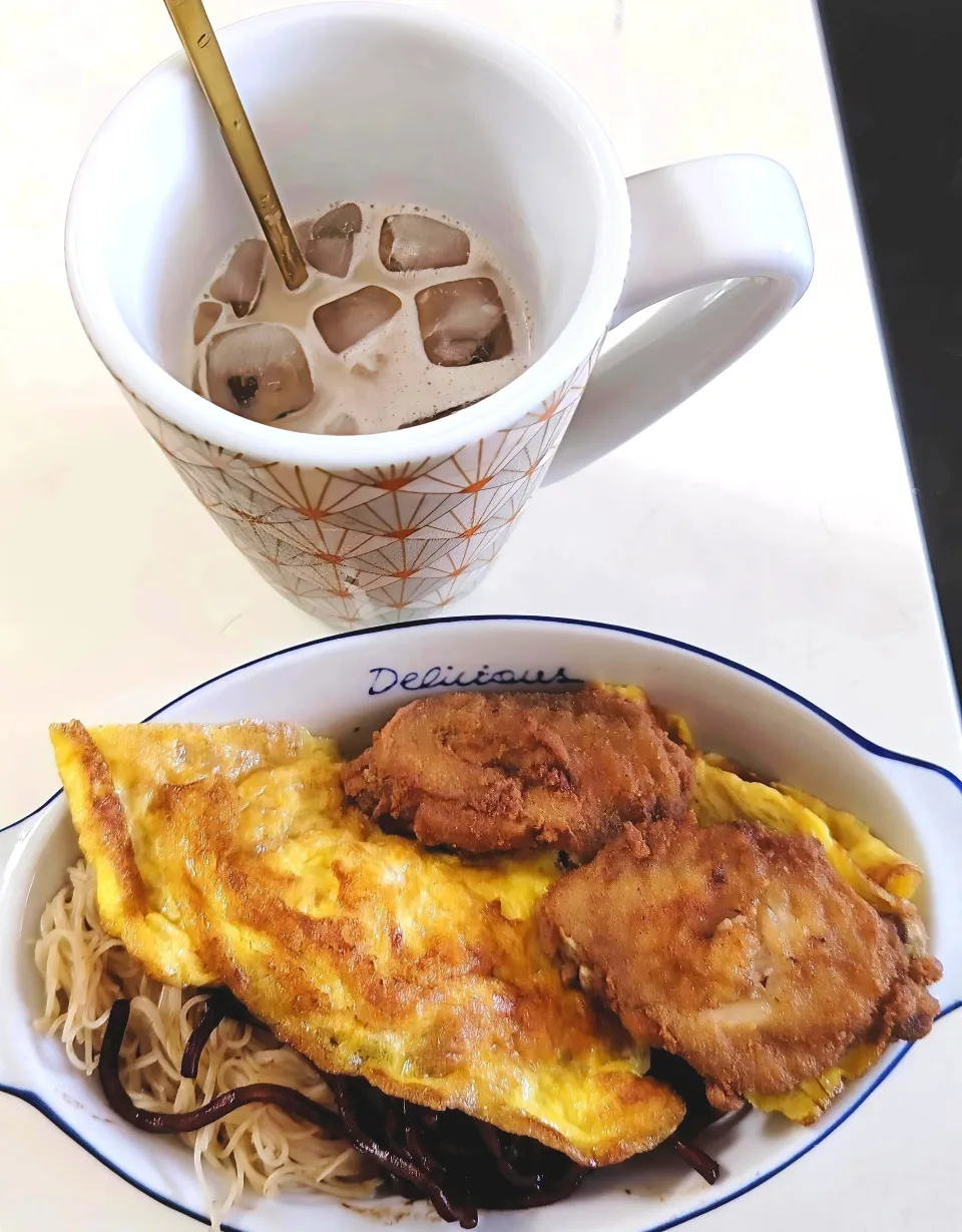 Simple breakfast noodles, omelette, fried wings 😋Starbucks Verona iced latte🤤|🍒lynnlicious🍒さん