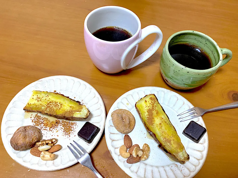 蜂蜜シナモン焼き芋🍠、ドライ無花果ナッツ、珈琲でおやつTime♪|さくたえさん