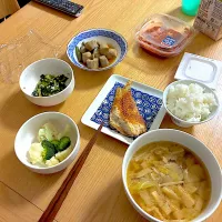 赤魚の塩焼き、温野菜のチーズがけ、ほうれん草のねぎだし醤油和え、引き割り納豆、里芋といんげんの煮物、油揚げともやしのお味噌汁。|くろーぶやんさん
