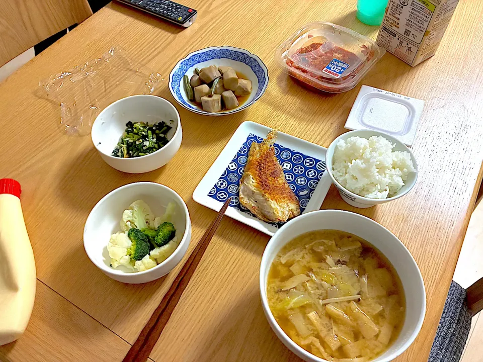赤魚の塩焼き、温野菜のチーズがけ、ほうれん草のねぎだし醤油和え、引き割り納豆、里芋といんげんの煮物、油揚げともやしのお味噌汁。|くろーぶやんさん