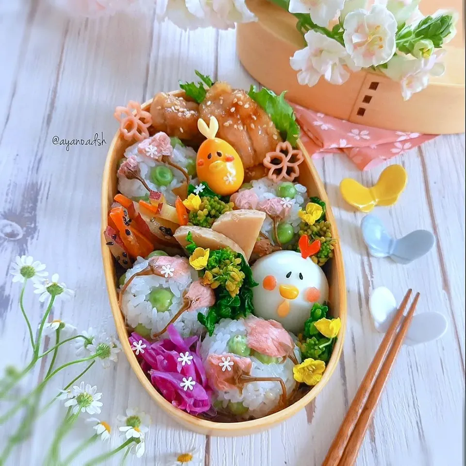 豆ごはんおにぎり桜花のっけ
🌸春待ち弁当|ayano.adshさん