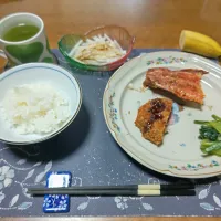 ご飯、とろ赤魚焼き、メンチカツ、野沢菜漬け、大根サラダ、二色パン、熱い日本茶、バナナ(昼飯)|enarinさん