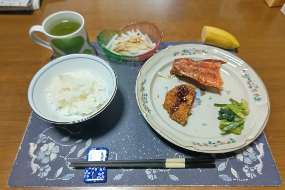 ご飯、とろ赤魚焼き、メンチカツ、野沢菜漬け、大根サラダ、二色パン、熱い日本茶、バナナ(昼飯)|enarinさん