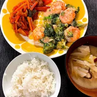 エビマヨと鯖と野菜の甘酢炒め🌛|みーぬさん