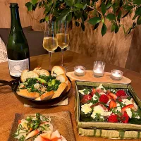 ブロッコリーと九条ネギとマッシュルームとシラスのアヒージョ　いちごと生ハムとモッツァレラチーズのカプレーゼ　カーブドッチむささび|izunさん