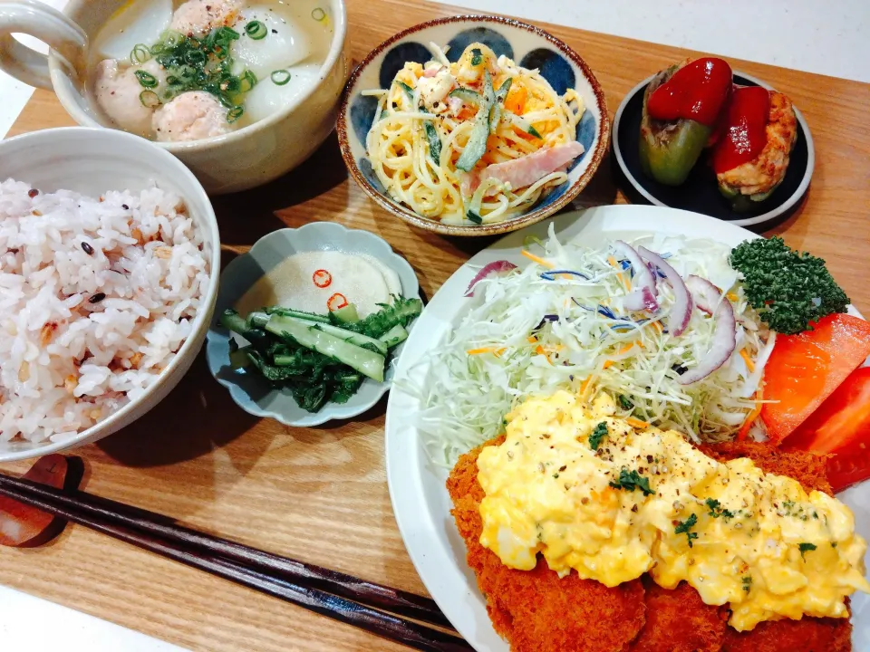 タルタルサーモンフライ、サラダスパゲティ、ピーマンの肉詰め、お漬物、十六穀米、蕪と鶏団子のスープ|samさん