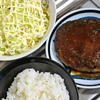 超手抜きハンバーグとキャベツ千切りぢゃ|時雨さん