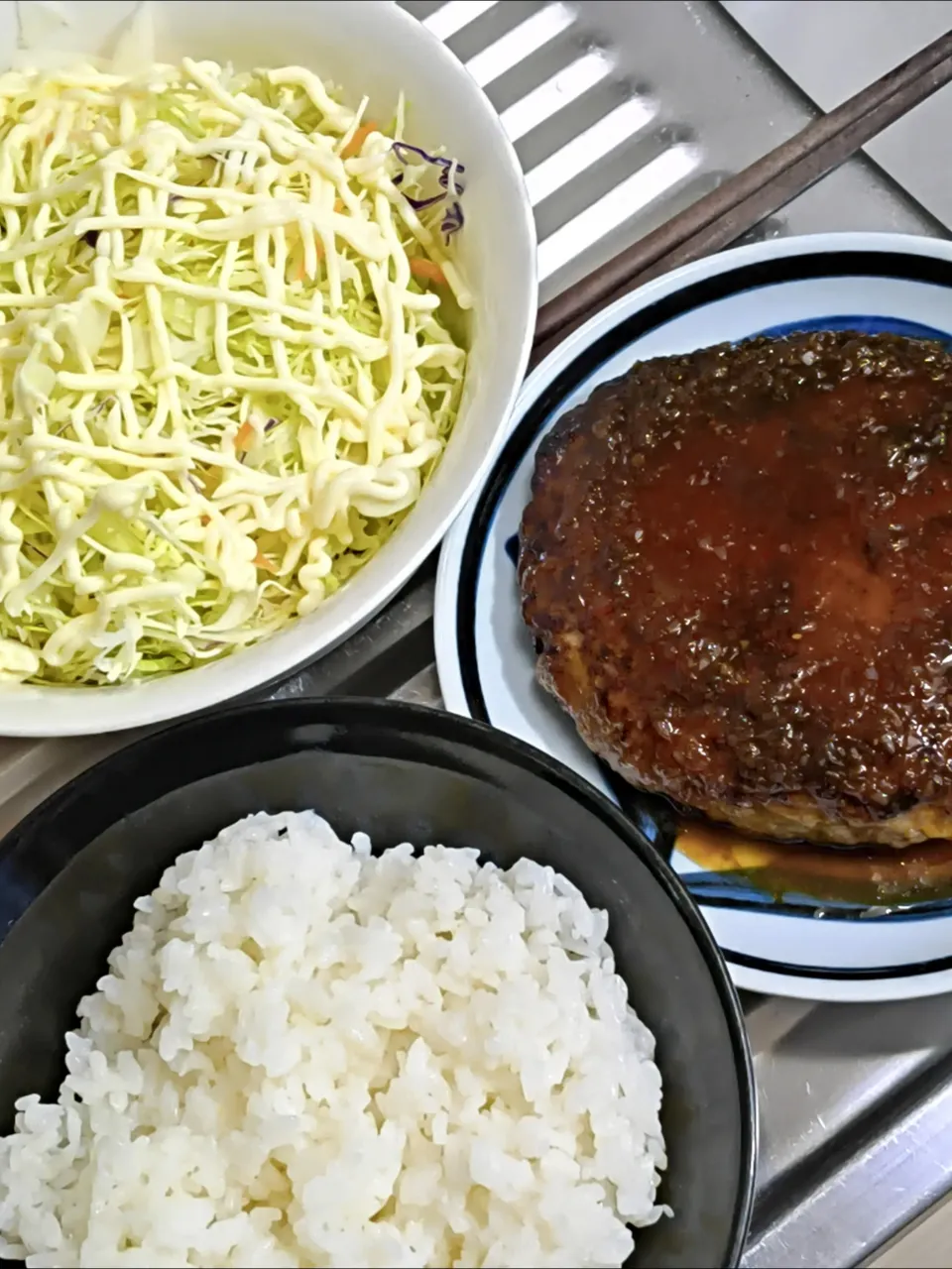 超手抜きハンバーグとキャベツ千切りぢゃ|時雨さん