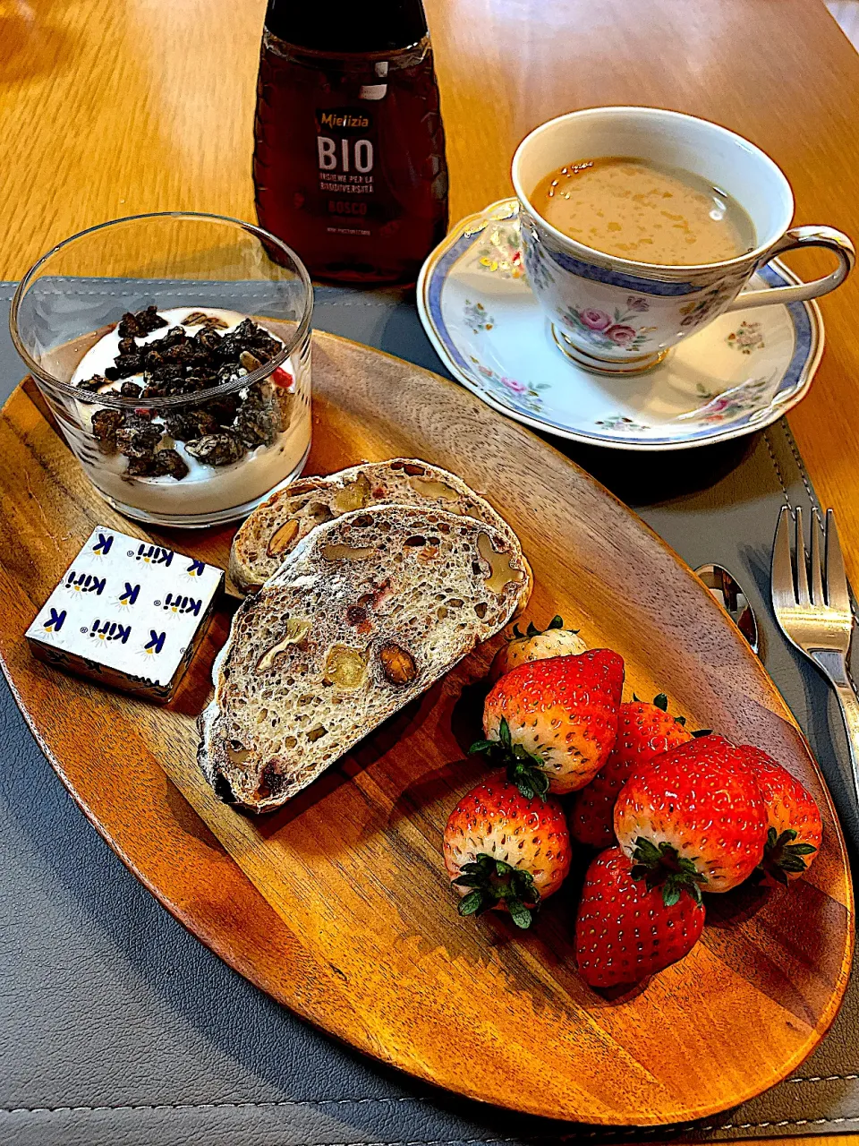 ドライフルーツとナッツのハードパンとマサラチャイでモーニングプレート|Mikaさん