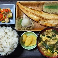 今日の朝ごはん（もち麦ごはんに真ホッケの開き、高野豆腐の煮物、ニラと舞茸と卵のみそ汁、たくあん）|Mars＠釜飯作り研究中さん