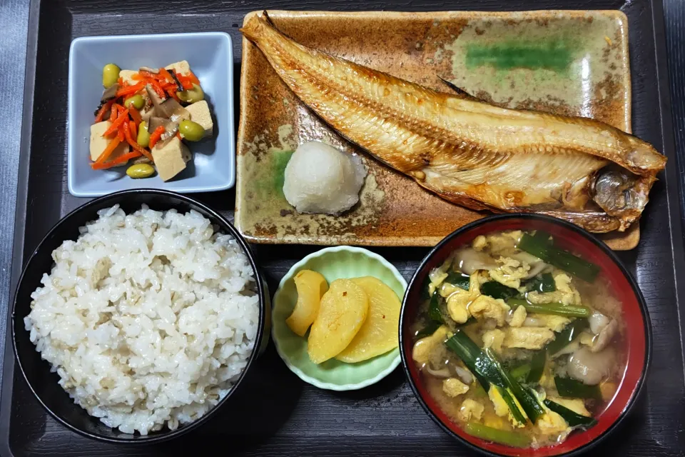 今日の朝ごはん（もち麦ごはんに真ホッケの開き、高野豆腐の煮物、ニラと舞茸と卵のみそ汁、たくあん）|Mars＠釜飯作り研究中さん
