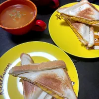 ハムとスクランブルエッグのホットサンド、にんじんとえのきのコンソメスープ|ハルさん