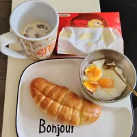 Good morning🌞🤗 breakfast after workout💪😚Gokoku Rennyu butter shio pan, eggs, Starbucks Verona iced latte 😋😍|🍒lynnlicious🍒さん