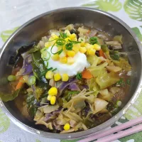 くず野菜とマロニーで、韓国風ラーメン🍜です✨コチュジャン入り✨