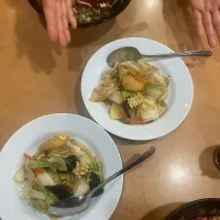 今日の昼ご飯@「海鮮館」さん（大曽根､徳川園そば）①  今日はホントは八事の興正寺の東山を散策する予定でしたが、雪が降ったので徳川園に冬牡丹を見に行くことにしました。昼ご飯は徳川園そばの「海鮮館」さんで麺＆ミニ丼セットをいただきます。ミニ丼は2人とも中華丼。