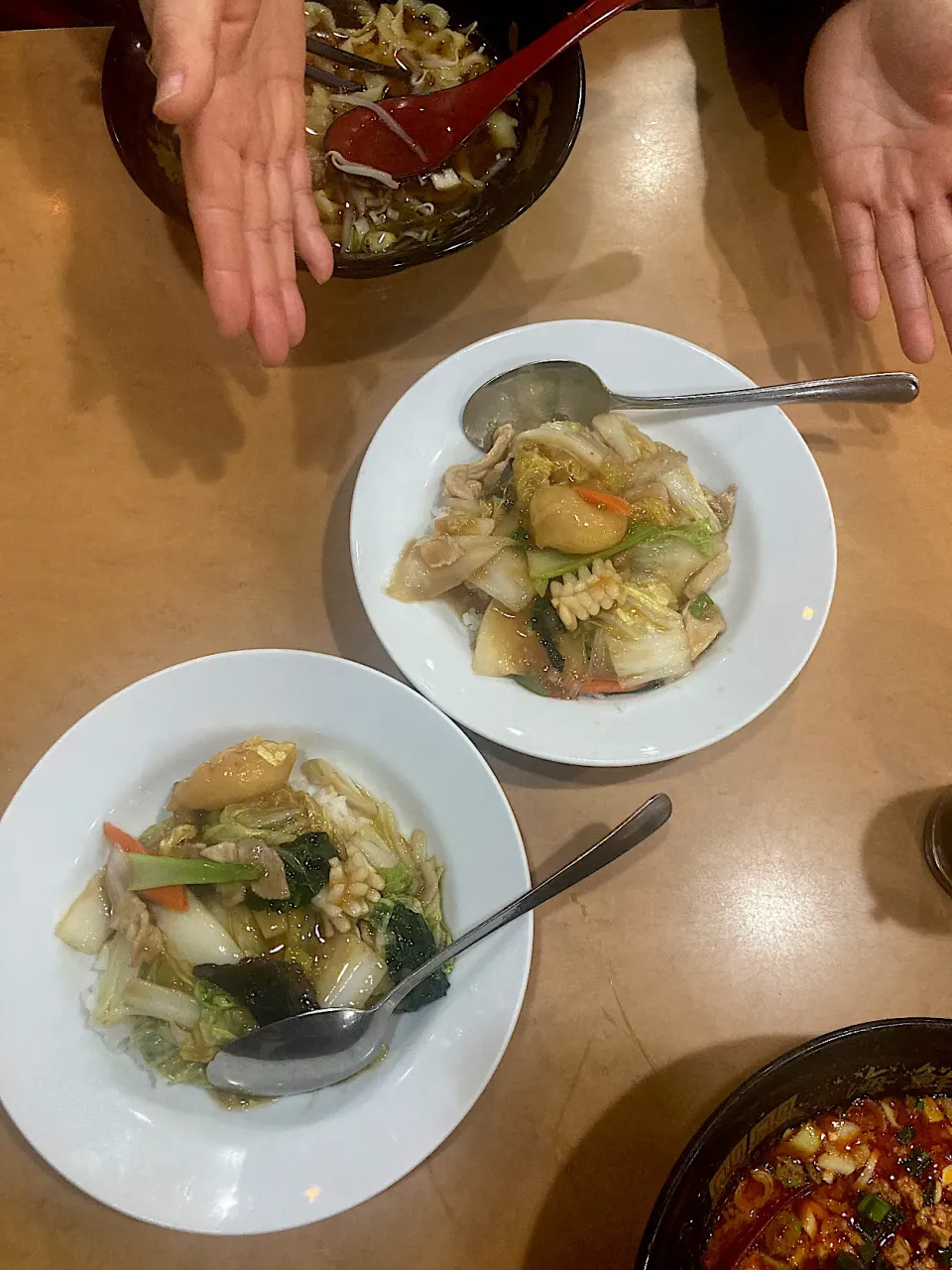 今日の昼ご飯@「海鮮館」さん（大曽根､徳川園そば）①  今日はホントは八事の興正寺の東山を散策する予定でしたが、雪が降ったので徳川園に冬牡丹を見に行くことにしました。昼ご飯は徳川園そばの「海鮮館」さんで麺＆ミニ丼セットをいただきます。ミニ丼は2人とも中華丼。|なびさん