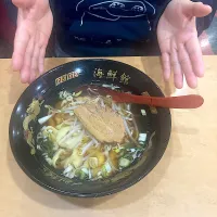 今日の昼ご飯@「海鮮館」さん③ はやとは醤油刀削麺をいただきまーす😋　こちらのお店ははやとのおすすめ。はやとが徳川園に来る時はいつもこのお店でお昼ご飯をいただくそうです。ぼくは初めての訪問でしたが👌| なびさん