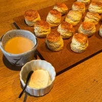 ポーチドエッグと焼きたてスコーンの朝食|ぶりぞうさん