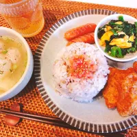 お昼ごはん🌸フライドチキン、ほうれん草と玉子のオイスター炒め、ウインナー、明太子ごはん、蕪と鶏団子のスープ|samさん