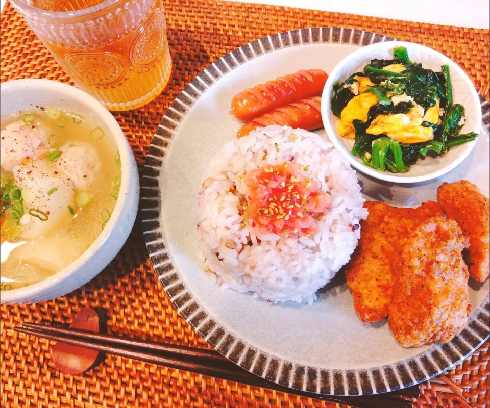 お昼ごはん🌸フライドチキン、ほうれん草と玉子のオイスター炒め、ウインナー、明太子ごはん、蕪と鶏団子のスープ|samさん