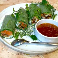 Summer Rolls 生春巻 フライドソフトシェルクラブ、グリーンカール、ディル、オニオン 、ヌクチャムソース|ゆうじ.さん