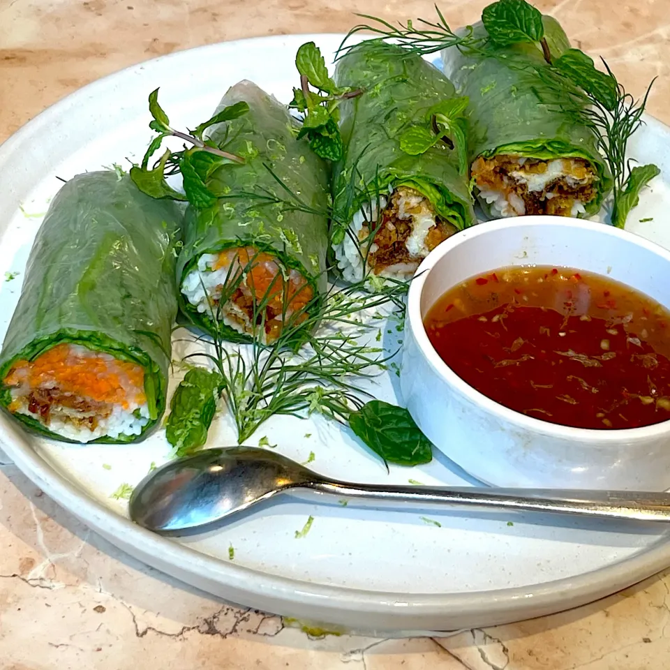 Summer Rolls 生春巻 フライドソフトシェルクラブ、グリーンカール、ディル、オニオン 、ヌクチャムソース|ゆうじ.さん