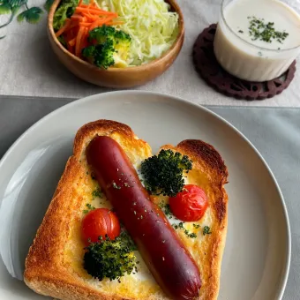 Snapdishの人気料理写真:食パンdeキッシュトースト