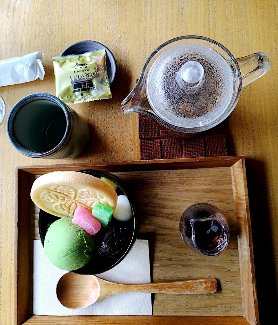 今日は徳川園に冬牡丹を愛でに行きました。徳川園を出た後、お隣の「蘇山荘」さんでぼくは白玉クリームあんみつと生姜ほうじ茶を、|なびさん