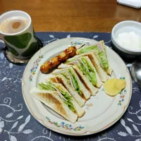 トーストサンドイッチ、沢庵、ホットコーヒー、グラニュー糖入りヨーグルト、みたらし団子(朝ご飯)|enarinさん