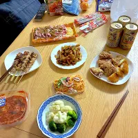 焼き鳥、ローストビーフ、温野菜、キムチ、鶏皮と牛蒡の甘辛揚げ、イカフライ、鶏の唐揚げ、イカ入り明太スパサラ。|くろーぶやんさん