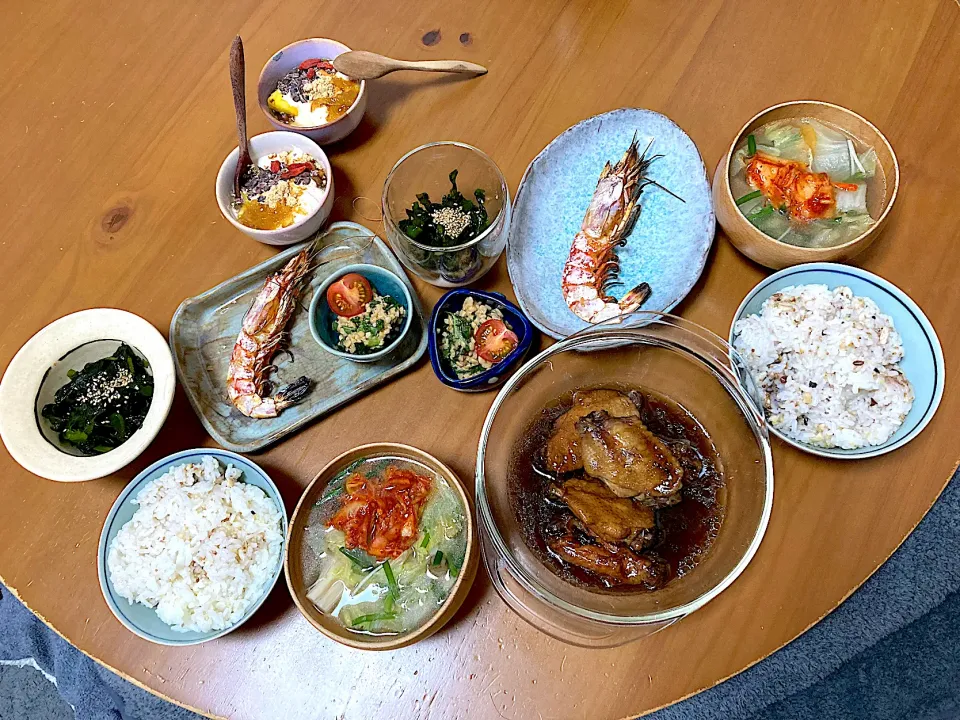 有頭海老の塩焼き♡キムチスープ♡お刺身ワカメのシークワーサーポン酢♡鶏手羽の黒酢煮♡紫もち麦ご飯♡ひきわり納豆メカブ亜麻仁油トマト♡いつものトッピング盛りだくさん豆乳グルト|さくたえさん