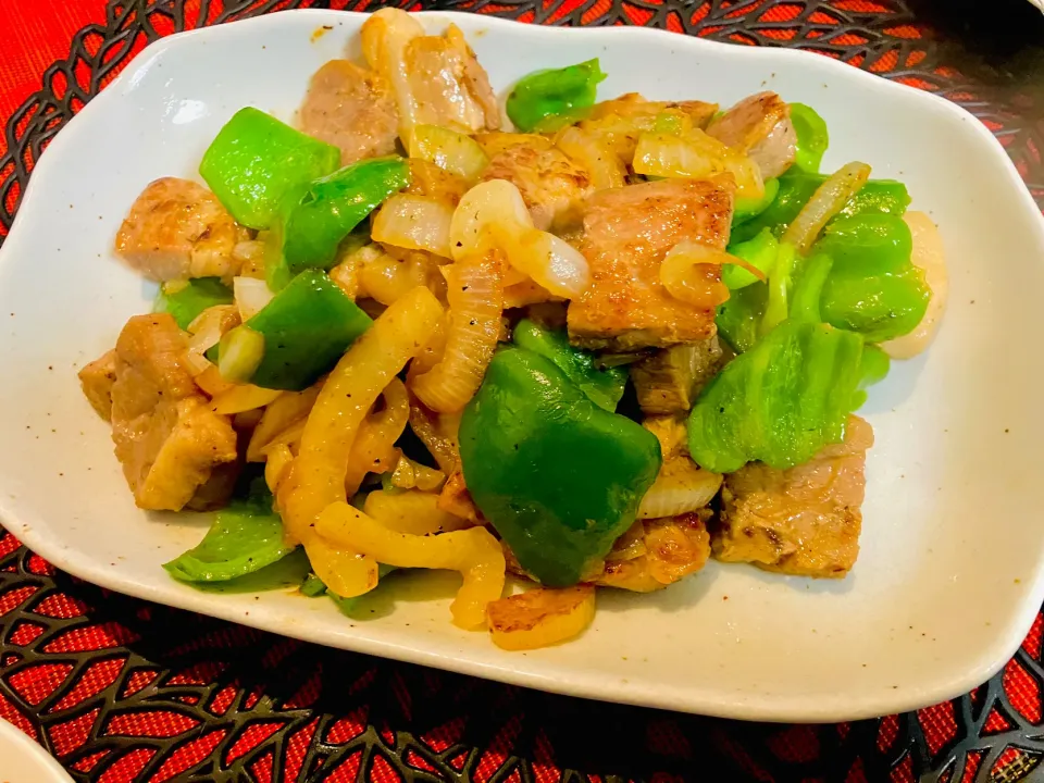 ✩.*˚ピーマンとサラダ玉ねぎの豚マヨ炒め|ゆきえもんさん