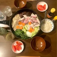 今日の晩ご飯　鰤しゃぶ、トマトサラダ　ホントは今日は近所のスリランカ料理のお店に行く予定でしたが、改めてネットで調べたらどうやら閉業している様子。電話してみても「この電話は現在使われていません」のアナウンス。むちゃくちゃ寒いし、晩ご飯は家で食べることにして、スーパー「ヤマナカ」さんで刺身用の鰤など買ってあったかいおうちで食べました。| なびさん