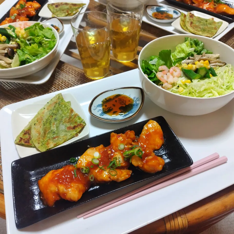 山盛りサラダ🥗と鶏チリと中華焼き餅の夜ご飯です✨|rikako♪。.:＊さん