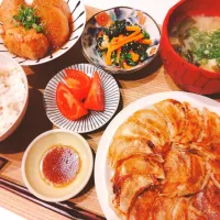 ミニ餃子、角煮風と大根の煮物、ほうれん草と人参のナムル、トマト、十六穀米、ワカメとお豆腐のお味噌汁|samさん