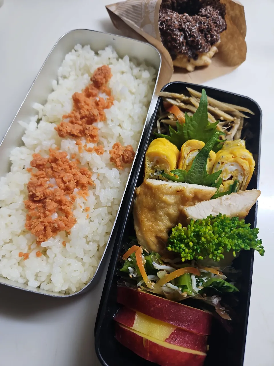 ☆高校生弁当☆ごはん、鮭、金平ゴボウ、シラス葱卵焼き、ささみ天ぷら、ブロッコリー、小松菜ナムル、薩摩芋レモン煮、ミスド|ｼｮｺﾗさん