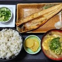 今日の朝ごはん（もち麦ごはんに真ホッケの開き、納豆、ぶなしめじと卵のみそ汁、たくあん）| Mars＠釜飯作り研究中さん