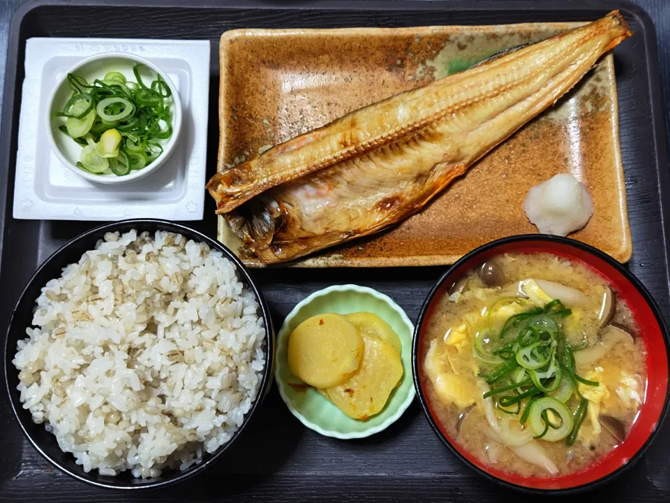 今日の朝ごはん（もち麦ごはんに真ホッケの開き、納豆、ぶなしめじと卵のみそ汁、たくあん）|Mars＠釜飯作り研究中さん