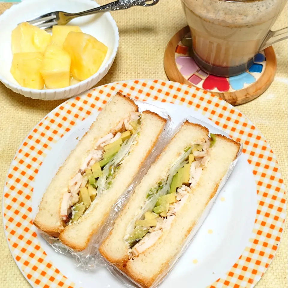 チキンとアボカドのわさびマヨサンド|うたかた。さん