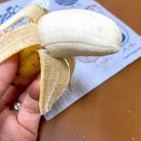 島バナナ。皮がめっちゃ薄い〜！！しっとり、優しいお味💓おいしぃ|さくたえさん