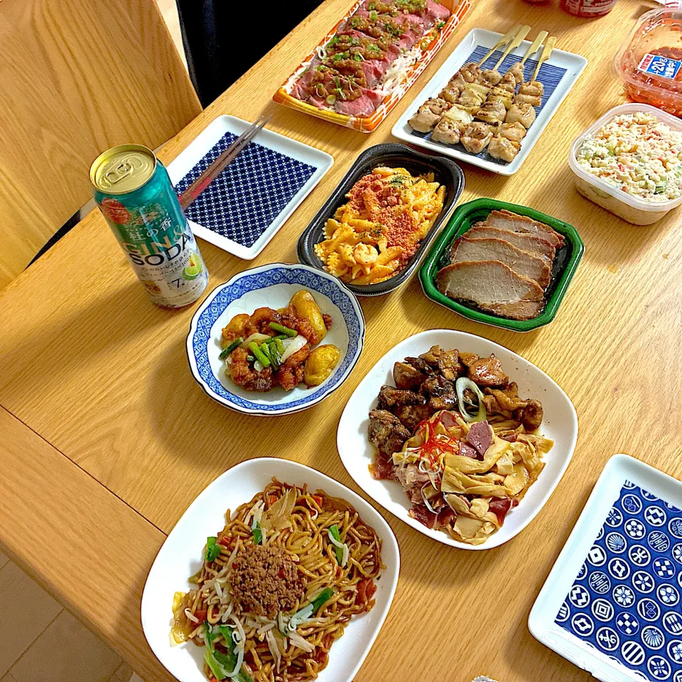 ローストビーフ、焼き鳥、イカとじゃがいもの甘辛揚げ、台湾焼きそば、ひとくち炭火焼き鳥、豚たんめんまピリ辛炒め、焼き豚、トマトクリームパスタ、手作りポテトサラダ。|くろーぶやんさん