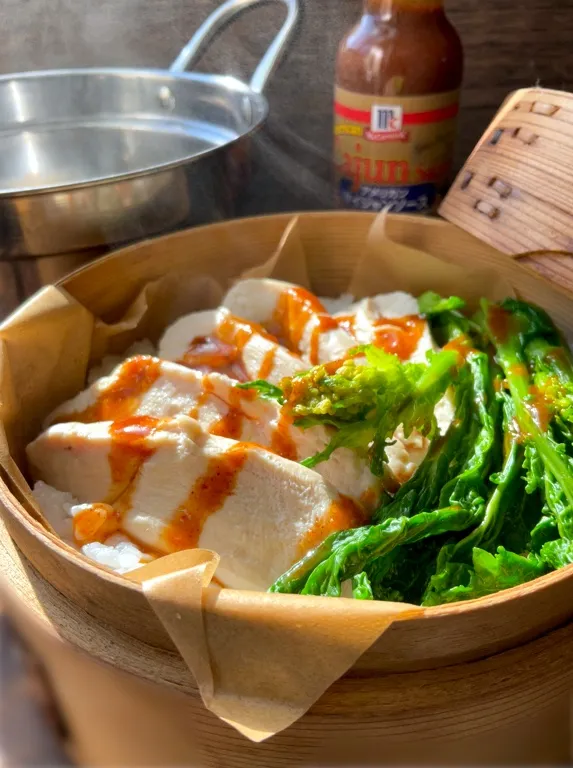 蒸籠で鶏胸肉丼withアメリカンケイジャンソース|9421beruさん