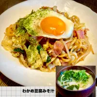 今日の麺好きランチは焼きうどんみたいな             「太麺焼きそば・味噌汁」|mottoさん