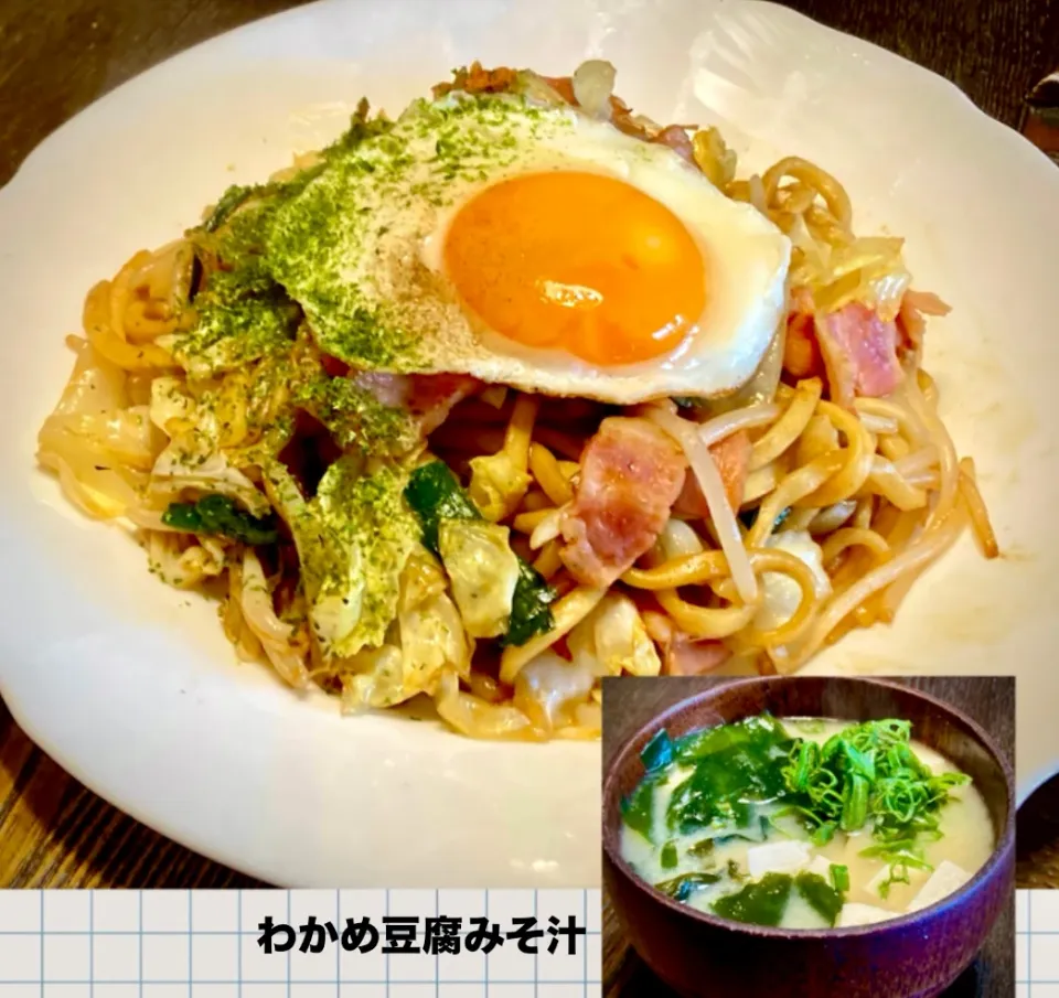 今日の麺好きランチは焼きうどんみたいな             「太麺焼きそば・味噌汁」|mottoさん