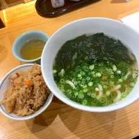 わかめうどん w/ かしわ飯(小)|T. Wonderさん