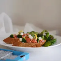 たんぱく質を意識した　　　　　　　　　　　　紅鮭・ブロッコリー・クリームチーズの　　　　オープンサンド♡ ﾟ+｡:.ﾟ|ohanaさん