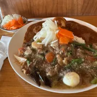 中華丼(コショー)と大辛チキンのあいがけ🔥🌶️🐔🍛味玉トッピング🥚🍳ピクルスマシマシ🥒|buhizouさん