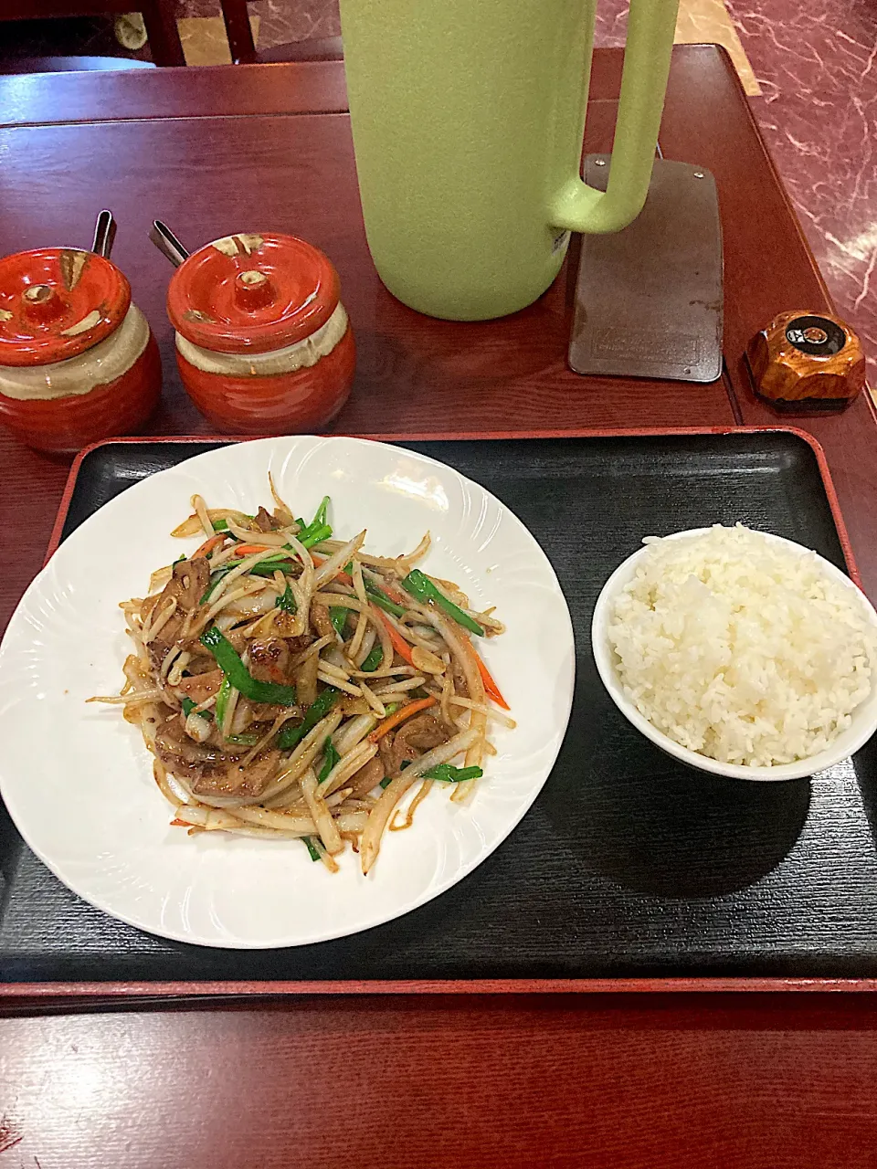 今日の晩ご飯　今日は月一の名古屋の飲み会でしたが、体調がすぐれないので乾杯と同時に失礼させていただきました。でも、スタミナはつけなければならないので、マンション近くの中華「ニ歩七」さんでレバニラ炒めをいただきました。狭いワンルームマンションでははやとに感染する恐れがあるのではやとは急遽今晩藤沢に帰ることになりました。残念😢はやとごめんね🙇‍♀️|なびさん