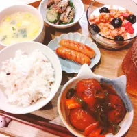ミートボールのケチャップ煮、きゅうりとサバ缶の和え物、ウインナー、十六穀米、コーンスープ、グラノーラヨーグルト🫐|samさん