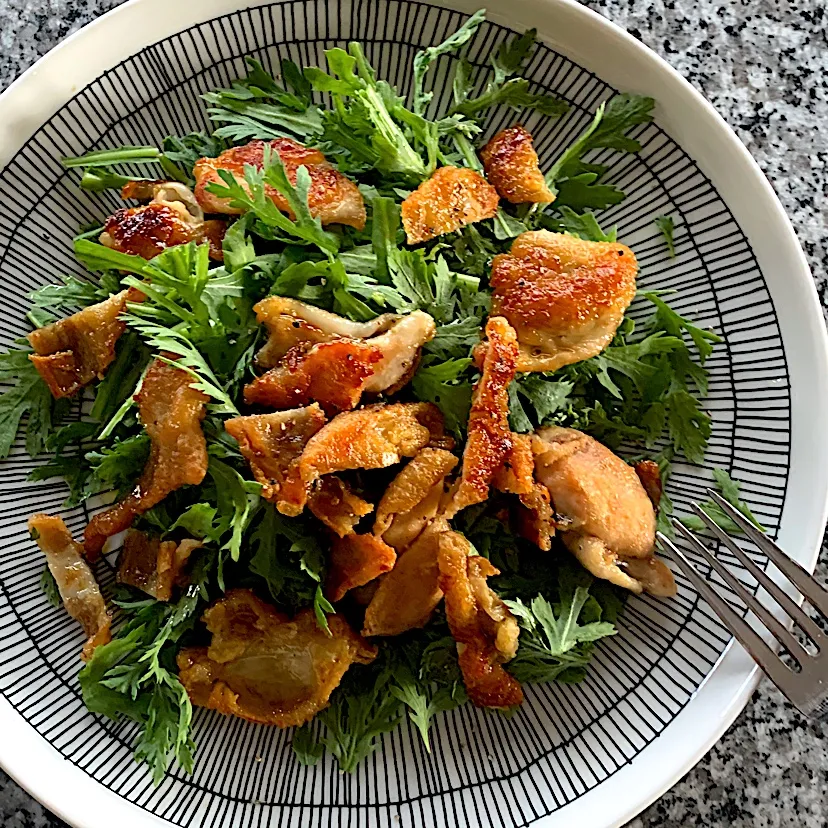 鶏皮と春菊のサラダ🥗|ユッキーさん